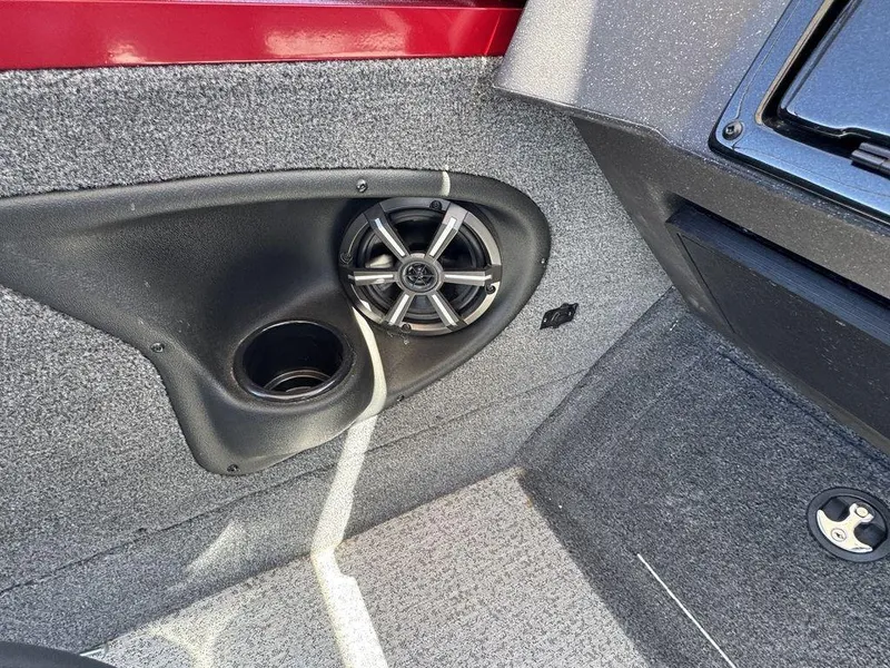 Slide: The Image of 2024 Tracker Targa™ V-18 Combo interior speaker and cup holder detail. - 29