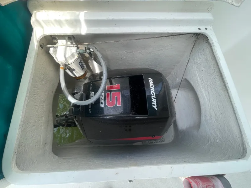 Slide: The Image of Outboard motor in a Seawind 1000 catamaran, 2001 model, featuring a Mercury 15 engine. - 41