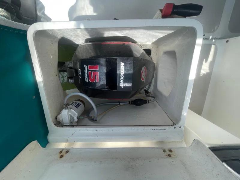 Slide: The Image of Outboard motor in a Seawind 1000 catamaran, 2001 model, featuring a 15 HP Mercury engine. - 42