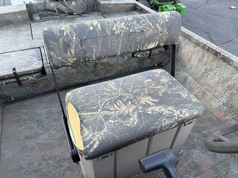 Slide: The Image of 2019 G3 Gator Tough 20 CCJ boat seat with camouflage upholstery. - 15