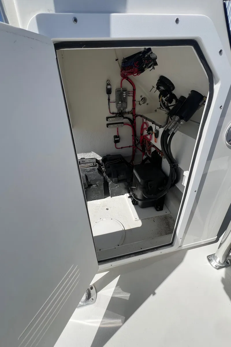 Slide: The Image of Pair Customs 21 Center Console MV 2024 - 32