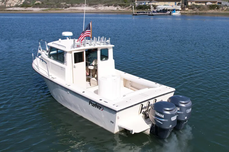 Slide: The Image of 2008 Parker 2520 DV boat with dual Yamaha engines on calm water. - 5