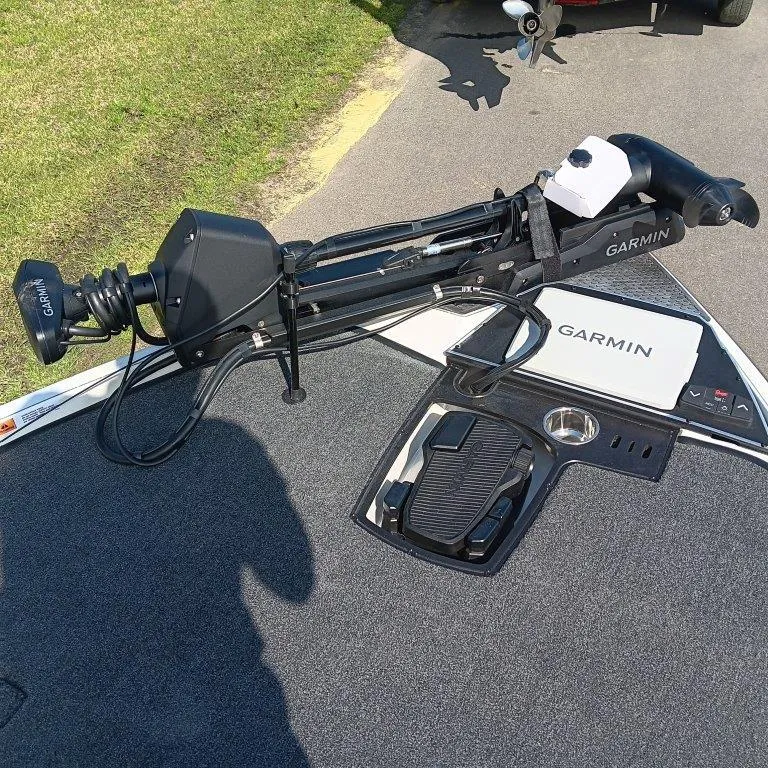 Slide: The Image of 2025 Ranger Z520 boat deck with Garmin trolling motor and foot pedal. - 7