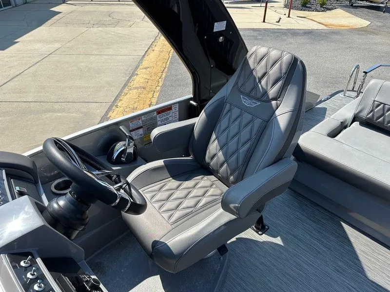 Slide: The Image of Captain's chair in 2021 Bennington 25 RXSB boat, featuring diamond-stitched upholstery and sleek design. - 5