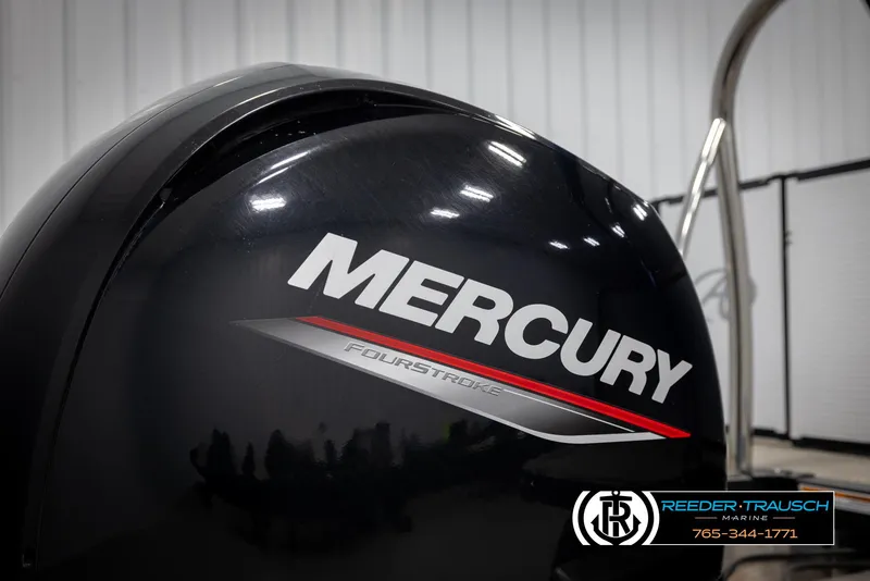 Slide: The Image of Mercury FourStroke engine on Avalon 2385 CAT EL, 2020 model, in a showroom setting. - 41