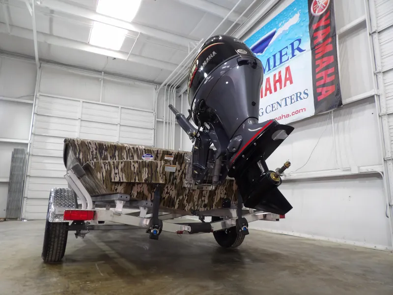 Slide: The Image of 2025 Avid 18 Commander boat with Yamaha outboard motor in showroom. - 9