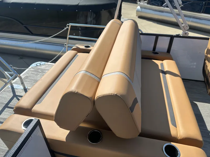 Slide: The Image of 2024 Crest Classic LX 220 SLSC boat with tan seating and cup holders. - 8