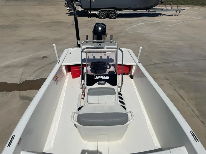 Slide: The Image of 2020 Mako Pro Skiff 17 boat, white interior, parked on concrete surface. - 14