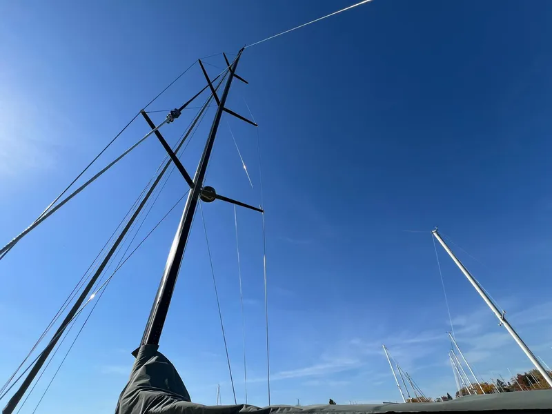 Slide: The Image of 2015 X-Yachts Xp 55 sailboat mast against clear blue sky. - 41