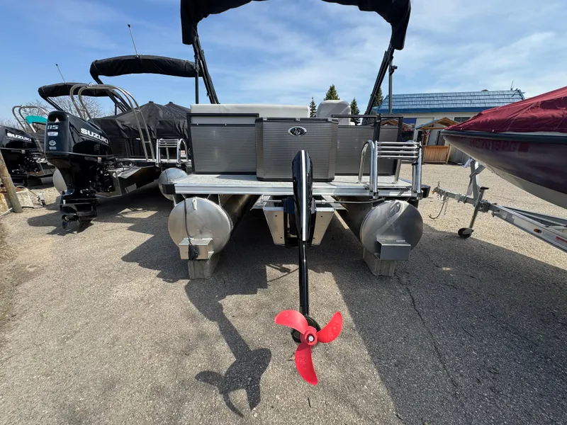 Slide: The Image of Pontoon boat Qwest E 20 Lanai 2025 with red propeller, parked on concrete. - 7