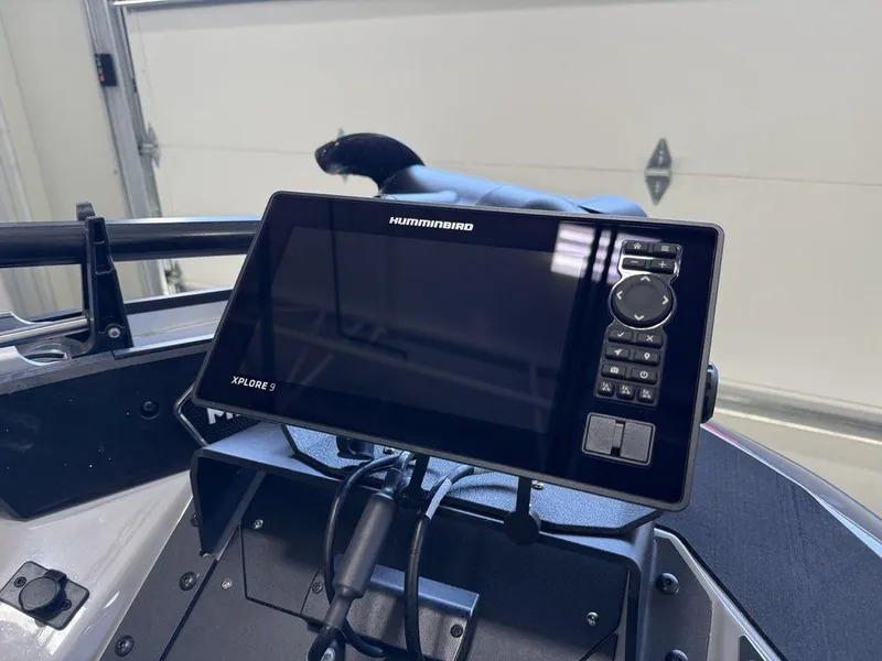 Slide: The Image of Humminbird Xplore 9 fishfinder on 2025 Skeeter ZXR20 boat dashboard. - 12