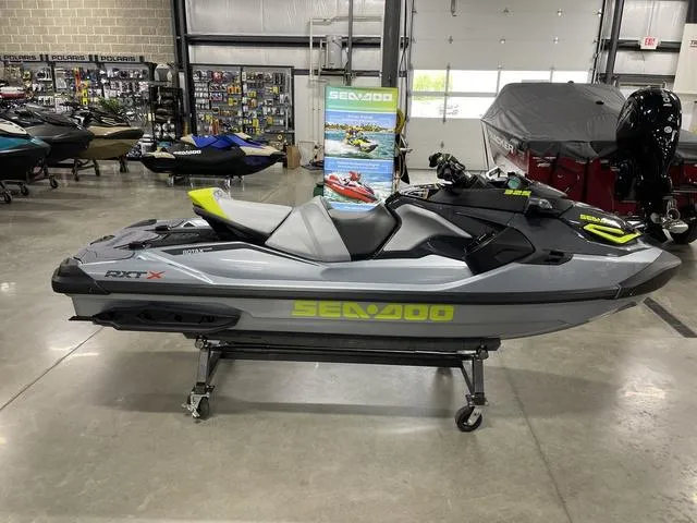 Slide: The Image of Sea-Doo RXT-X 2025 - 9