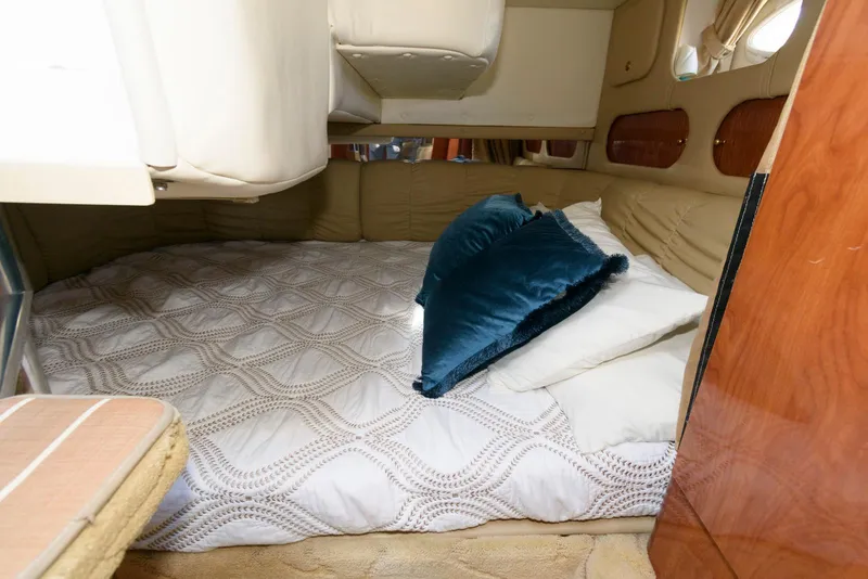 Slide: The Image of 2004 Rinker Fiesta Vee 312 cabin interior with cozy bed and pillows. - 21