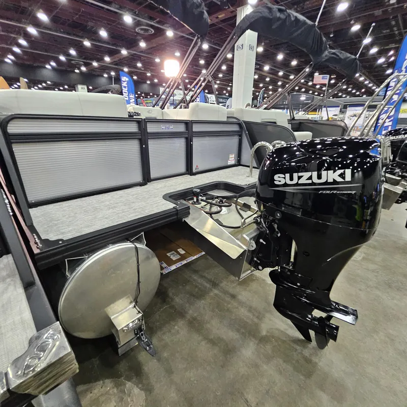Slide: The Image of 2025 Qwest E 20RLS boat with Suzuki outboard motor at indoor exhibition. - 24