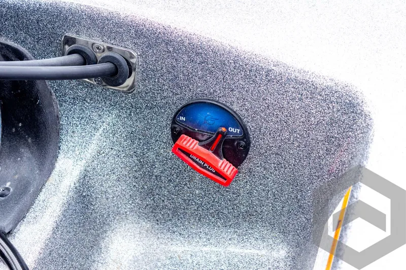 Slide: The Image of Caymas CX 20 PRO 2025 - 64