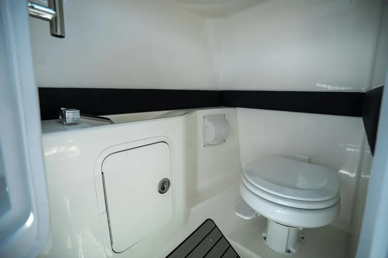 Slide: The Image of Sea Ray SLX 260 Outboard 2026 - 13