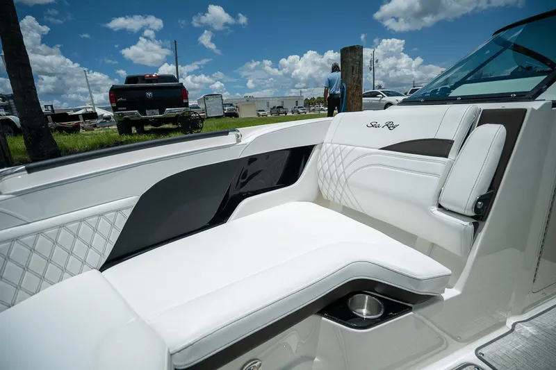 Slide: The Image of Sea Ray SLX 260 Outboard 2026 - 16