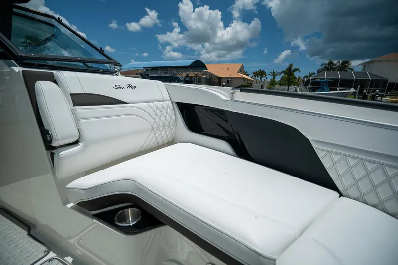Slide: The Image of Sea Ray SLX 260 Outboard 2026 - 17