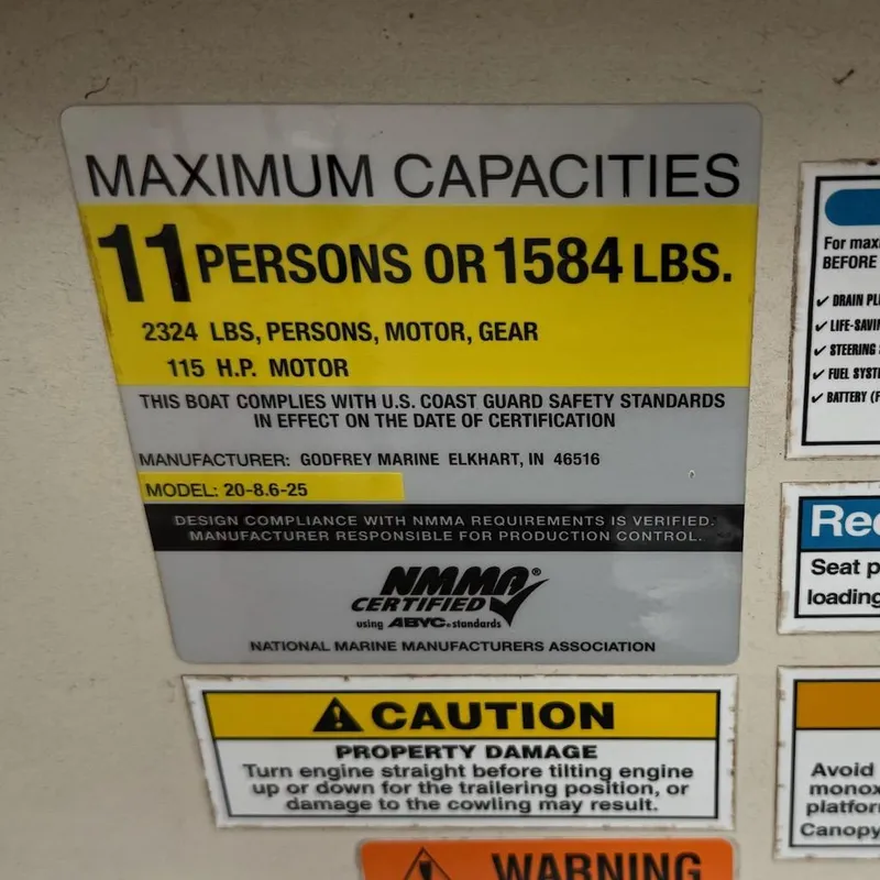 Slide: The Image of Capacity label for 2007 Godfrey Aqua Patio 200 RE 3, 11 persons or 1584 lbs. - 11