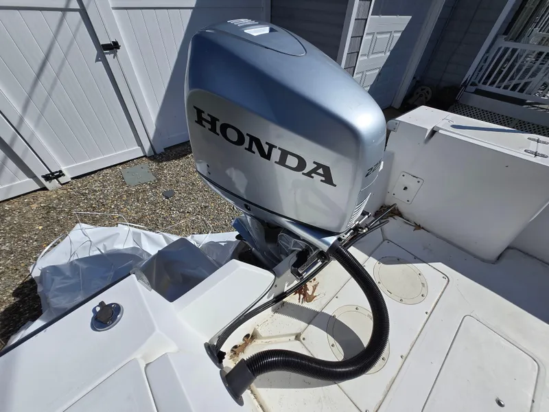 Slide: The Image of Outboard motor on 1994 Mako 231 boat, featuring a Honda engine. - 18