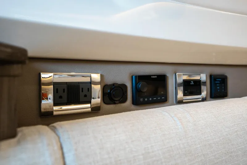 Slide: The Image of Sea Ray SLX 400 Outboard 2023 - 17