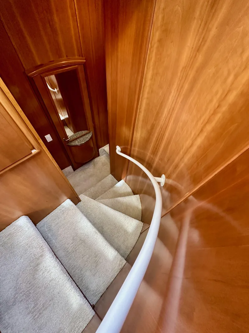 Slide: The Image of Meridian 580 Pilothouse 2004 - 104