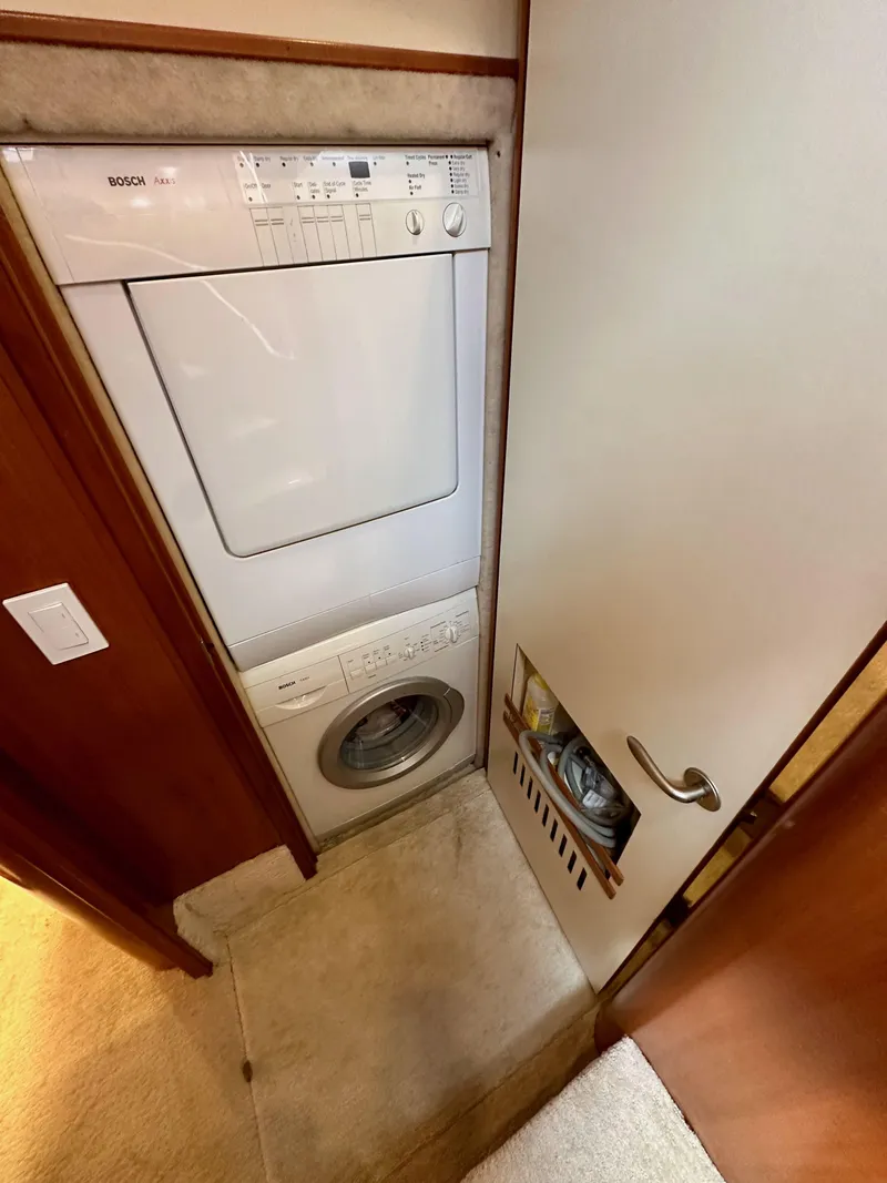 Slide: The Image of Meridian 580 Pilothouse 2004 - 107