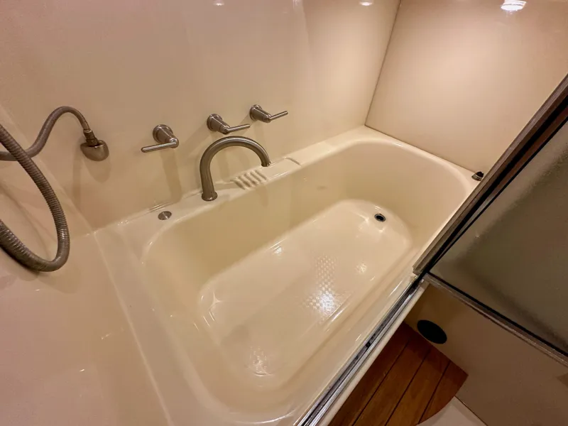 Slide: The Image of Meridian 580 Pilothouse 2004 - 115