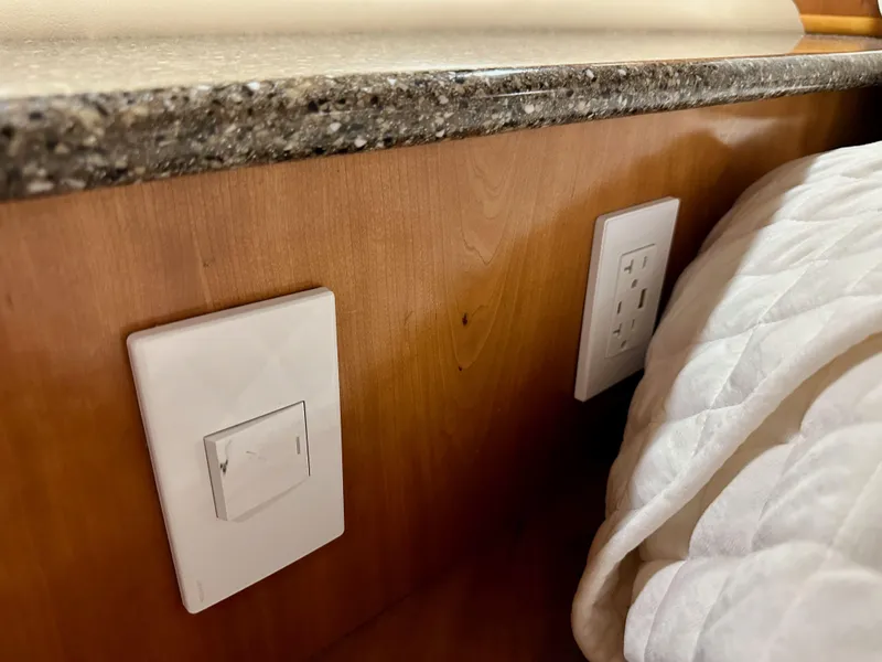 Slide: The Image of Meridian 580 Pilothouse 2004 - 127