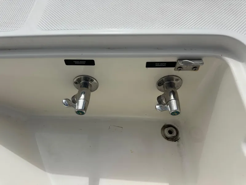 Slide: The Image of Meridian 580 Pilothouse 2004 - 78