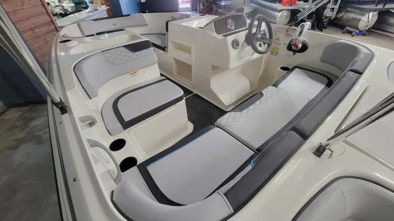 Slide: The Image of Bayliner Element E17 2025 - 12