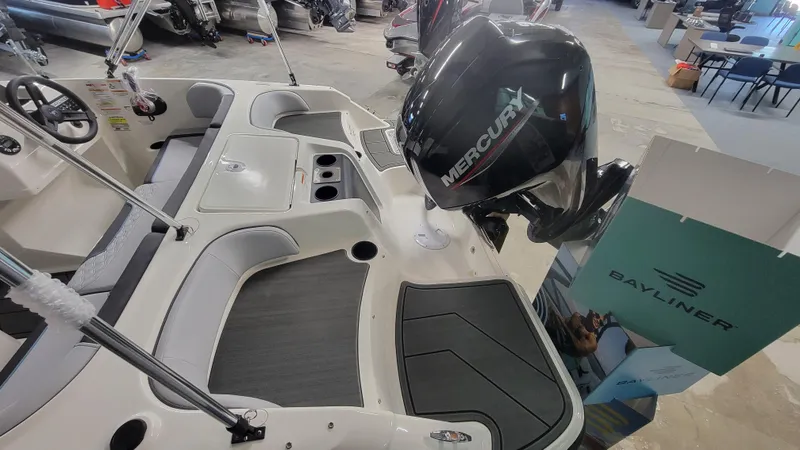 Slide: The Image of Bayliner Element E17 2025 - 13