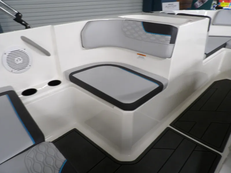 Slide: The Image of Bayliner Element E17 2025 - 3