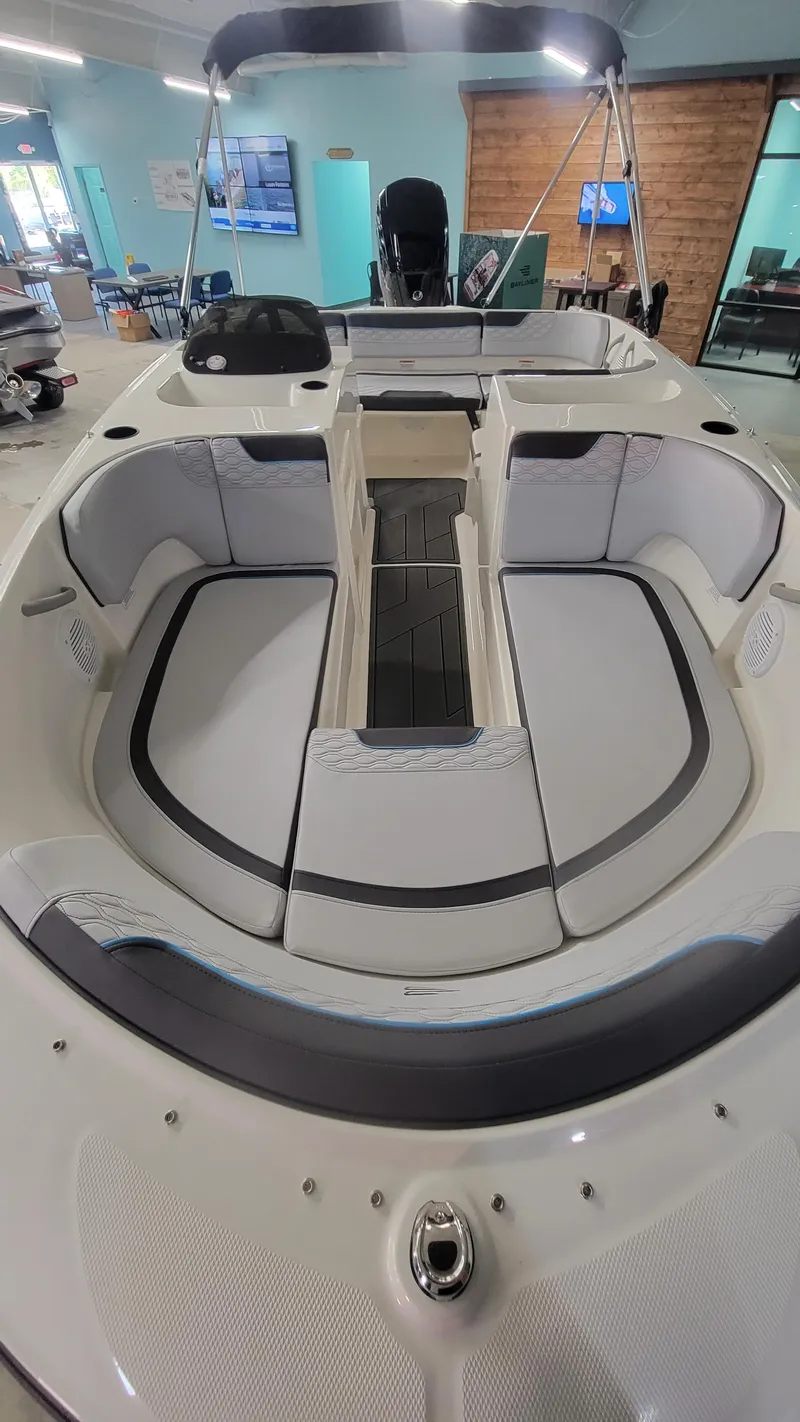 Slide: The Image of Bayliner Element E17 2025 - 9