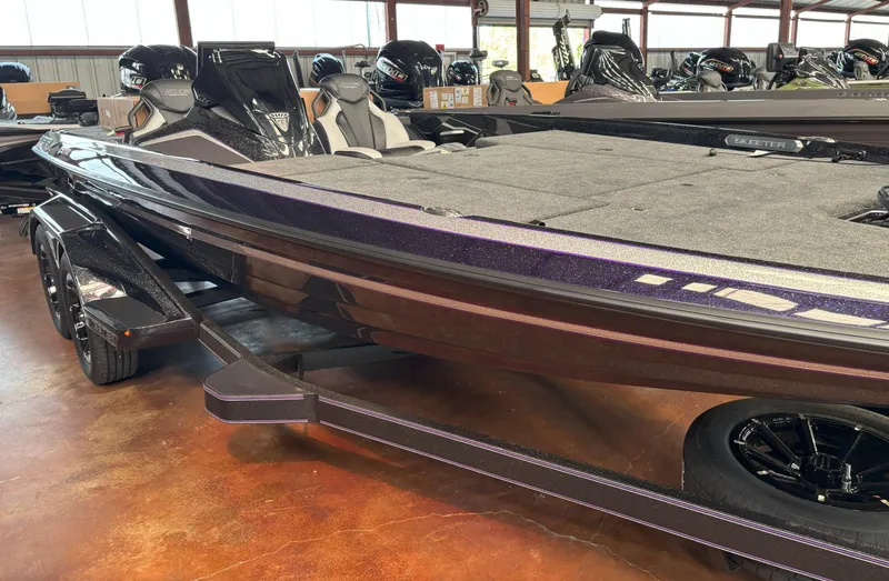 Slide: The Image of Skeeter FXR20 Limited 2025 - 1