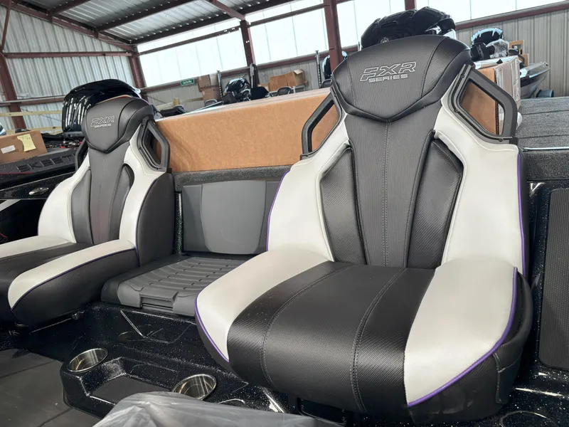 Slide: The Image of Skeeter FXR20 Limited 2025 - 20