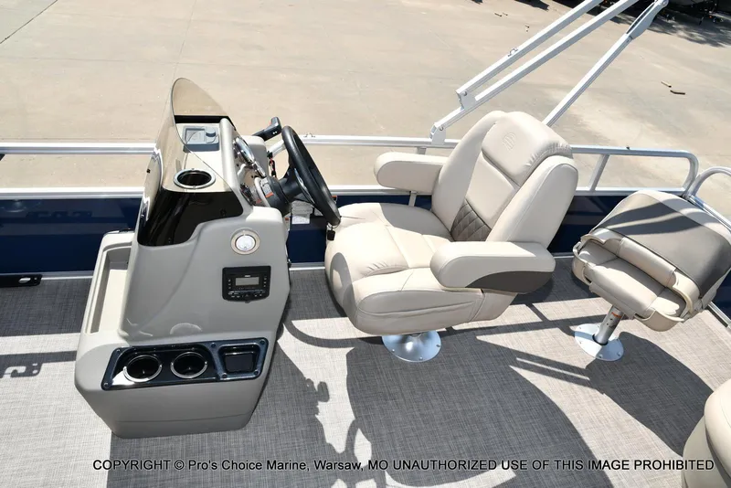 Slide: The Image of Sun Tracker Bass Buggy 18 DLX w/60HP CT 4 Stroke 2025 - 10