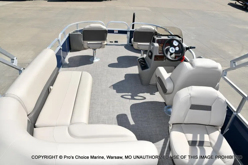 Slide: The Image of Sun Tracker Bass Buggy 18 DLX w/60HP CT 4 Stroke 2025 - 11