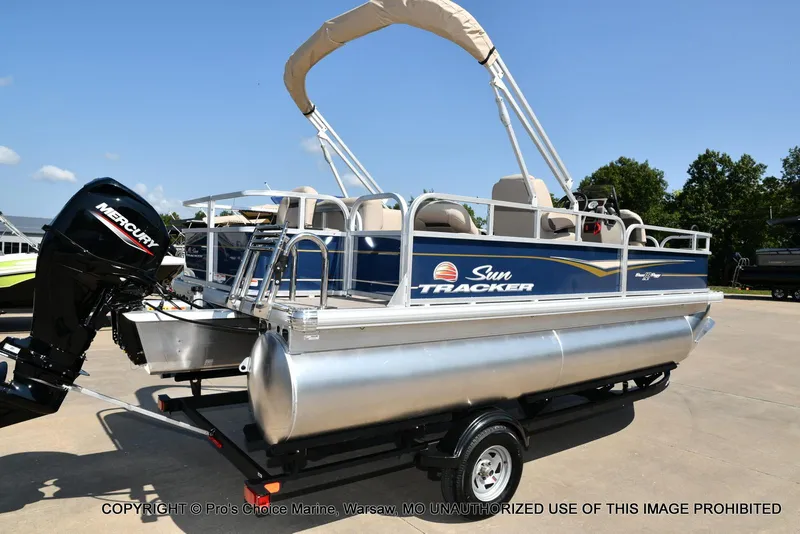 Slide: The Image of Sun Tracker Bass Buggy 18 DLX w/60HP CT 4 Stroke 2025 - 12