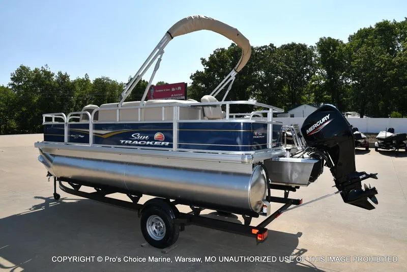 Slide: The Image of Sun Tracker Bass Buggy 18 DLX w/60HP CT 4 Stroke 2025 - 17