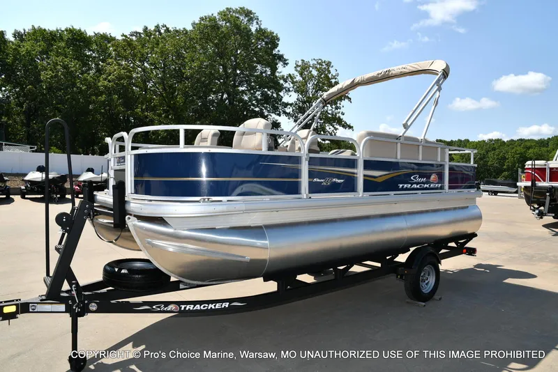 Slide: The Image of Sun Tracker Bass Buggy 18 DLX w/60HP CT 4 Stroke 2025 - 19