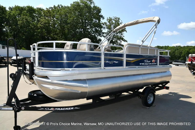 Slide: The Image of Sun Tracker Bass Buggy 18 DLX w/60HP CT 4 Stroke 2025 - 20