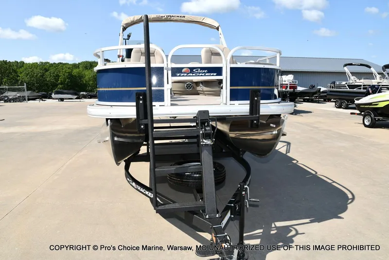 Slide: The Image of Sun Tracker Bass Buggy 18 DLX w/60HP CT 4 Stroke 2025 - 23