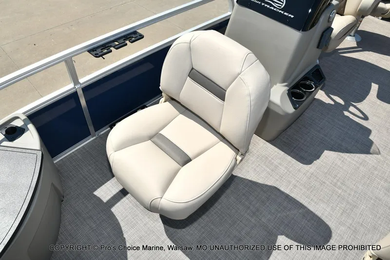 Slide: The Image of Sun Tracker Bass Buggy 18 DLX w/60HP CT 4 Stroke 2025 - 28