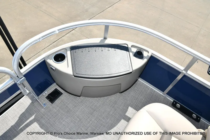 Slide: The Image of Sun Tracker Bass Buggy 18 DLX w/60HP CT 4 Stroke 2025 - 29