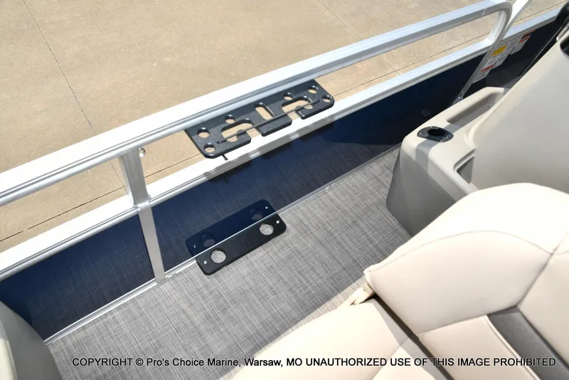 Slide: The Image of Sun Tracker Bass Buggy 18 DLX w/60HP CT 4 Stroke 2025 - 31