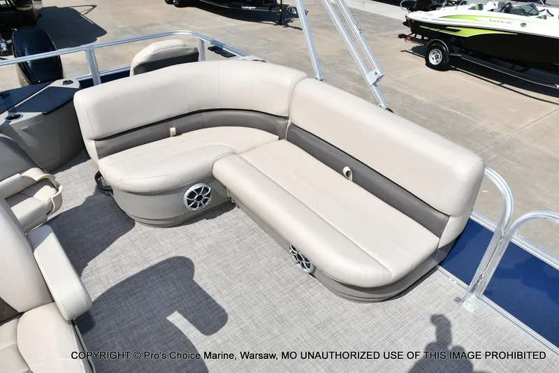 Slide: The Image of Sun Tracker Bass Buggy 18 DLX w/60HP CT 4 Stroke 2025 - 32