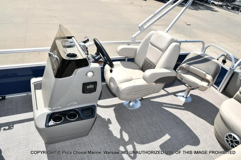 Slide: The Image of Sun Tracker Bass Buggy 18 DLX w/60HP CT 4 Stroke 2025 - 33