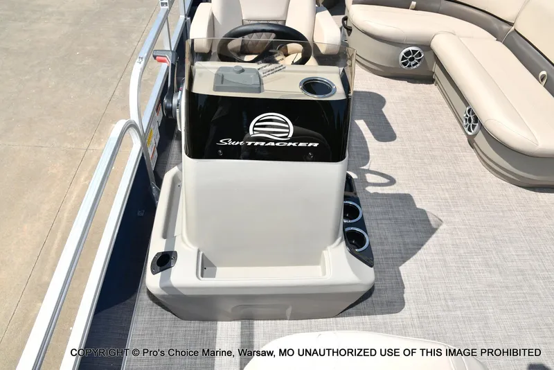 Slide: The Image of Sun Tracker Bass Buggy 18 DLX w/60HP CT 4 Stroke 2025 - 34