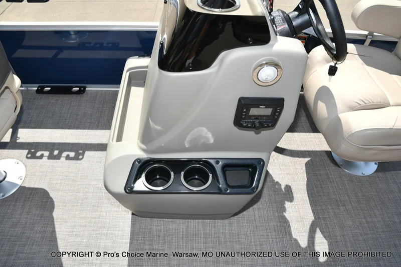 Slide: The Image of Sun Tracker Bass Buggy 18 DLX w/60HP CT 4 Stroke 2025 - 36